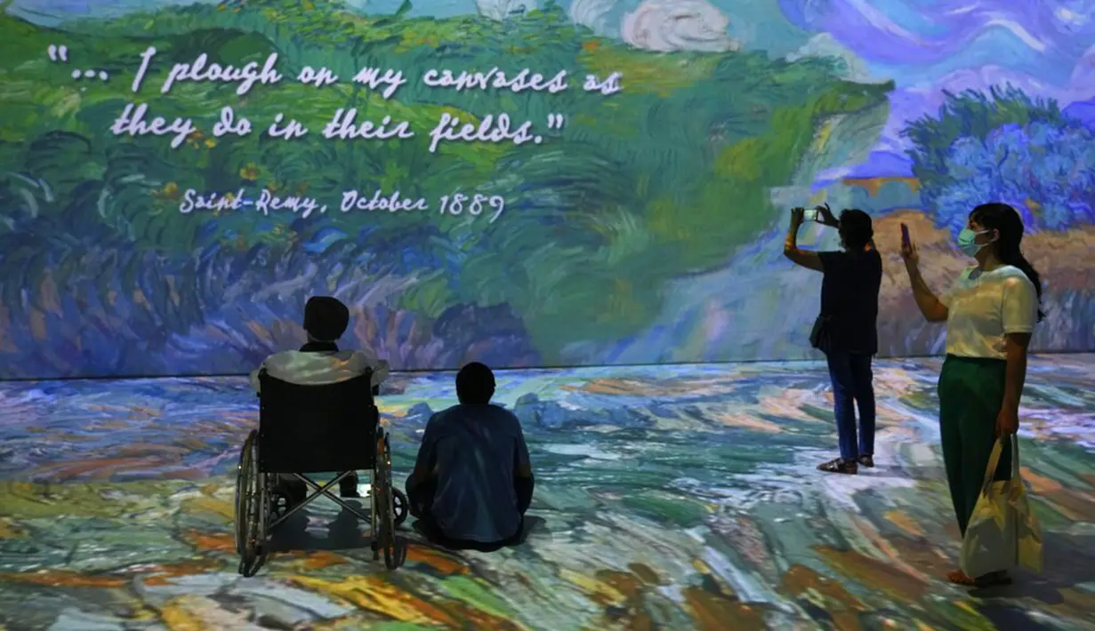 Pengunjung menjelajahi Beyond Van Gogh, pameran virtual lukisan Vincent Van Gogh di Lima, Peru, 4 Maret 2022. (AP Photo/Martin Mejia)