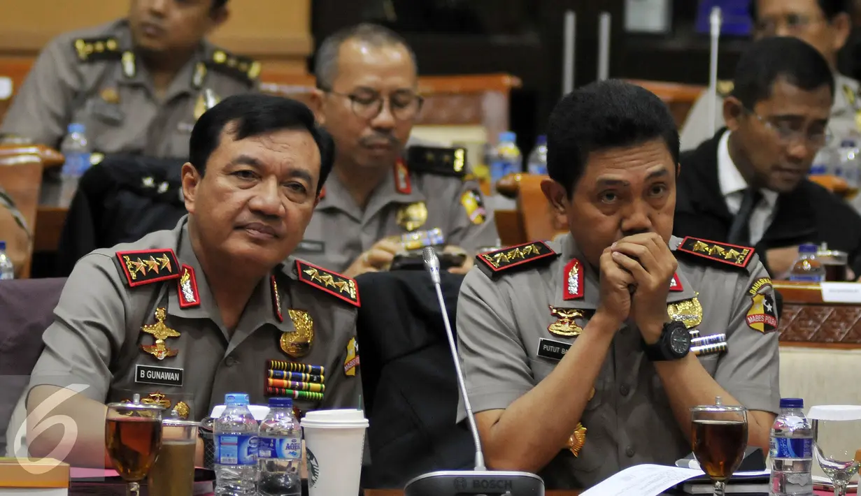 Wakapolri Komjen Pol Budi Gunawan (kiri) mendengarkan paparan saat Rapat Kerja dengan Komisi III DPR RI, di Kompleks Parlemen, Jakarta, Rabu (20/4). Salah satunya membahas kematian Siyono. (Liputan6.com/JohanTallo)