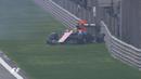 Pebalap Manor Racing, Pascal Wehrlein, melintir dan menabrak dinding pembatas dalam sesi kualifikasi F1 GP China di Sirkuit Internasional Shanghai, China, Sabtu (16/4/2016). (Bola.com/Twitter/F1) 