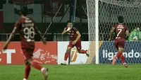 Persis Solo menemani Rans Cilegon FC lolos ke semifinal Liga 2 2021 usai menang 2-0 atas Persiba Balikpapan di Stadion Pakansari, Rabu (22/12/2021). Kedua gol dicetak oleh Ferdinand Sinaga yang memastikan Persis menjadi runner-up Grup X di bawah Rans Cilegon FC. (Bola.com/Ikhwan Yanuar)