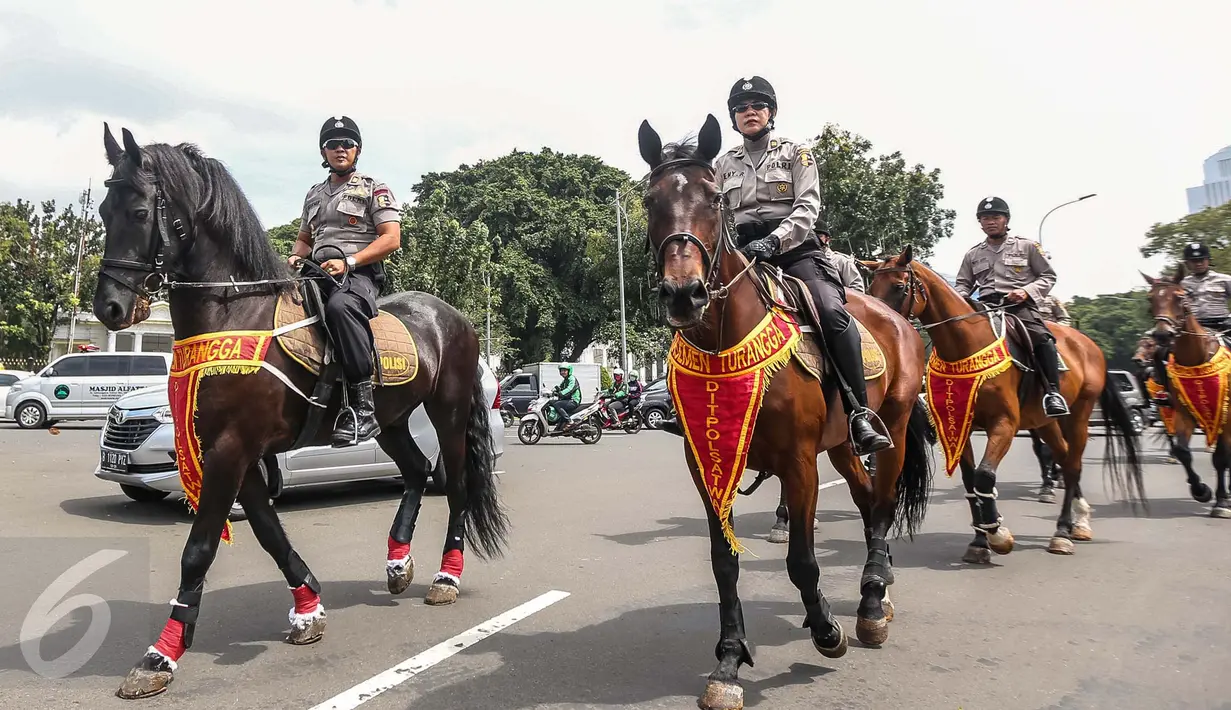 Anggota polisi berkuda berjaga di depan Istana Merdeka, Jakarta, Kamis (12/1). Aksi tersebut tidak hanya digelar di Jakarta, tetapi serentak di 18 kota lainnya di seluruh Indonesia. (Liputan6.com/Faizal Fanani)