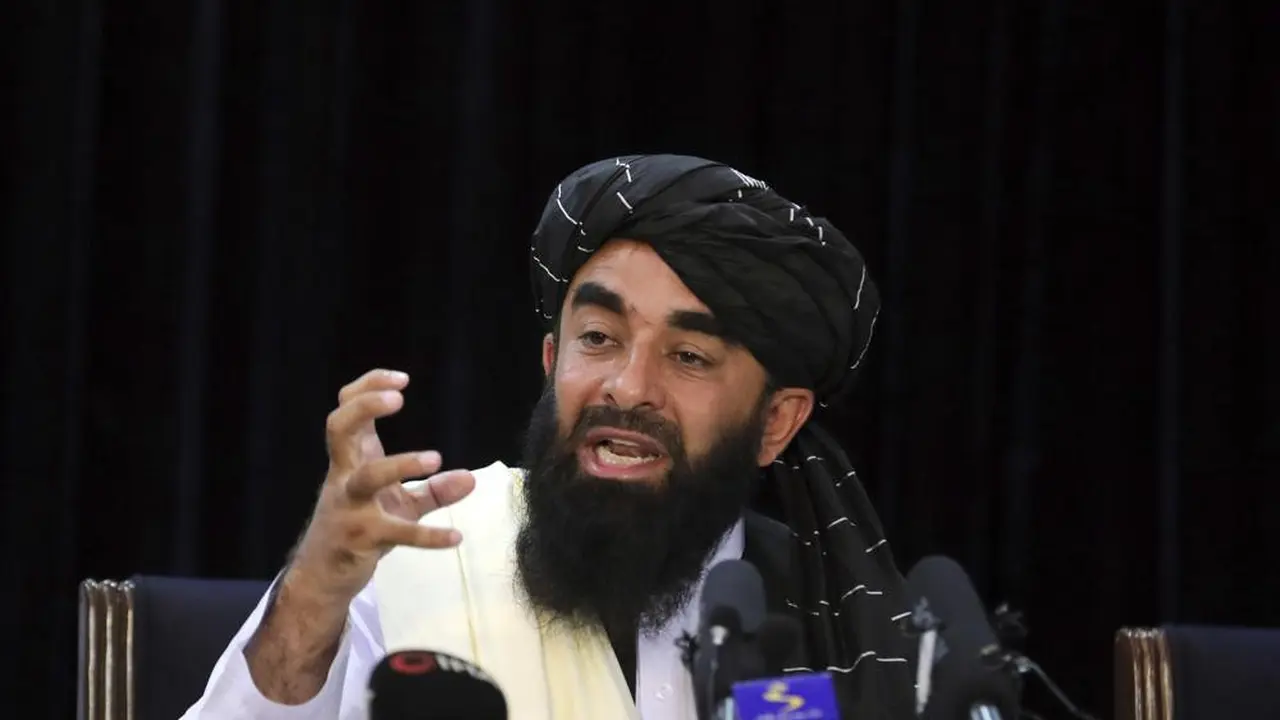 Zabihullah Mujahid, juru bicara lama Taliban pada konferensi pers, Selasa (17/8/2021) (AP Photo/Rahmat Gul)