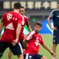  Pelatih Bayern Munchen, Carlo Ancelotti melihat para pemainnya berlatih jelang bertanding melawan Arsenal pada laga International Champions Cup 2017 di Shanghai (18/7). Munchen dan Arsenal akan bertanding pada 19 Juli. (AFP Photo/Johannes Eisele)