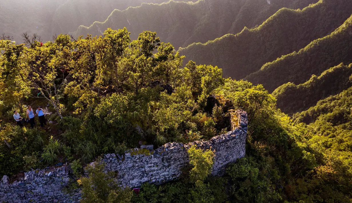 Foto dari udara pada 29 Juni 2020 menunjukkan pemandangan peninggalan kompleks desa kuno di Minzhu, sebuah kota di Wilayah Langao, Provinsi Shaanxi, China. Terletak di daerah pegunungan di Gunung Bashan, peninggalan kompleks desa tersebut berasal dari masa Dinasti Ming (1368-1644). (Xinhua/Tao Ming)
