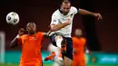 Penyerang timnas Belanda, Steven Bergwijn (kiri) berebut bola dengan pemain timnas Italia, Giorgio Chiellini pada lanjutan UEFA Nations League Grup 1 Liga 1 di Johann Cryuff Arena, Senin (7/9/2020). Italia menang 1-0 saat berkunjung ke markas Belanda. (AP Photo/Peter Dejong)