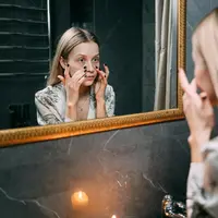 Rutinitas di malam hari memegang peran penting dalam menjaga kesehatan kulit secara menyeluruh (Sumber: Pexels.com)