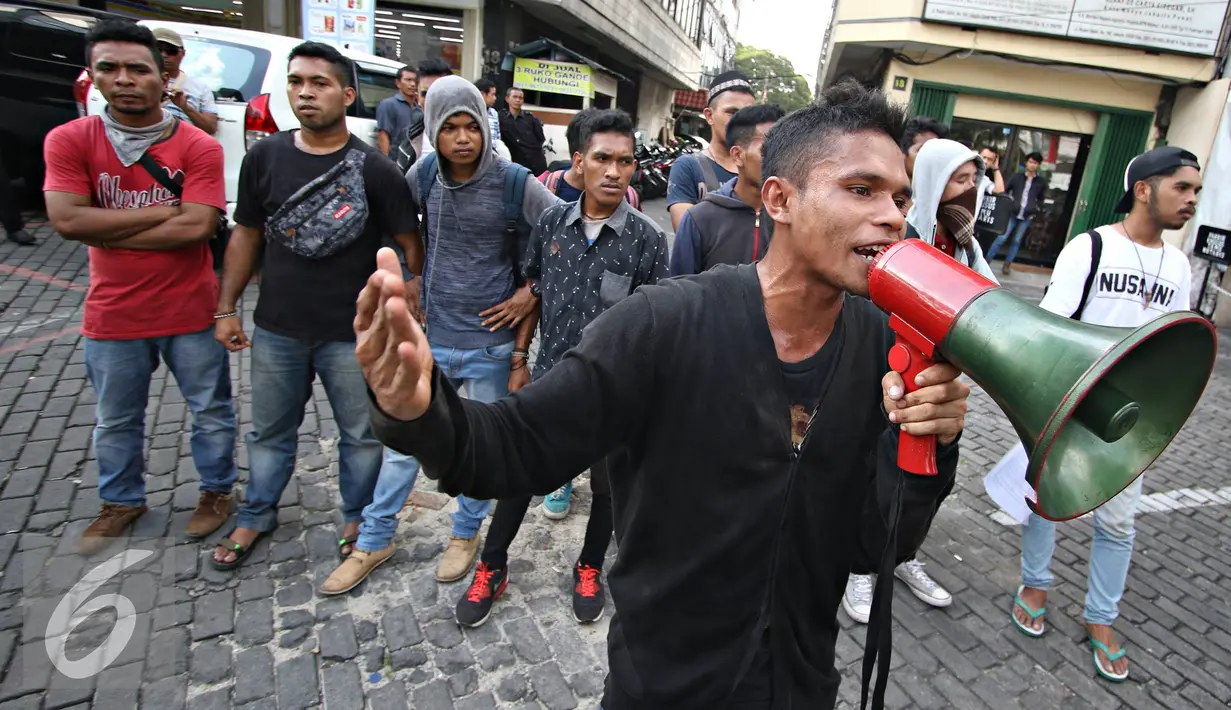 Mahasiswa berunjuk rasa di depan Kantor DPP PKB, Jakarta, Rabu (16/3). Kericuhan terjadi karena petugas melarang mahasiswa berunjuk rasa di depan Kantor DPP PKB sehingga mengakibatkan kemacetan di sekitar lokasi. (Liputan6.com/Immanuel Antonius)
