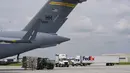 <p>Palet susu formula bayi dipindahkan ke truk setelah tiba dengan Air Force C-17 di Bandara Internasional Indianapolis di Indianapolis, Minggu (22/5/2022). Kelangkaan susu bayi yang disebabkan masalah produksi dan rantai pasokan, menimbulkan masalah besar bagi ribuan orang tua yang bayinya alergi minum susu sapi berprotein, sehingga sangat mengan-dalkan susu formula dan membuat mereka panik mencari produk itu. (AP Photo/Michael Conroy)</p>