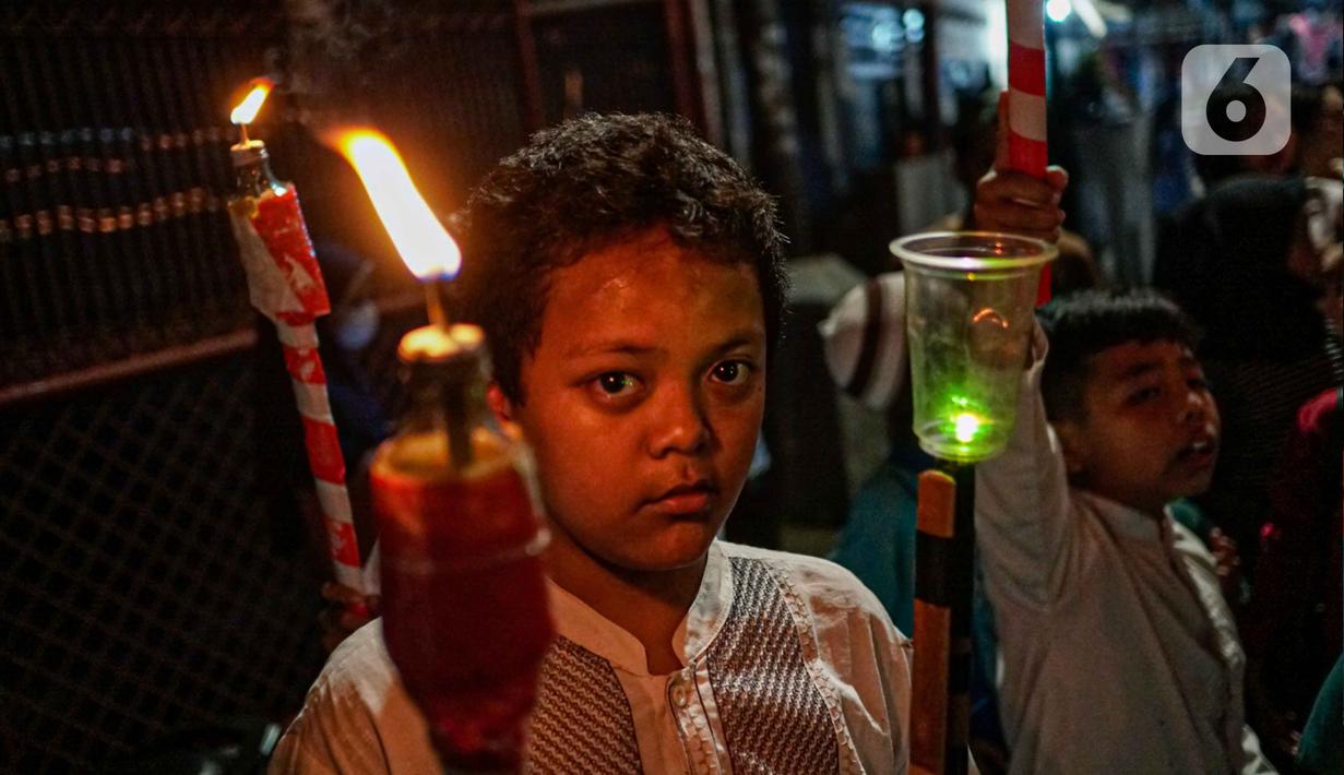 Anak-anak mengikuti pawai obor menyambut Ramadan di kawasan Matraman Dalam, Jakarta, Minggu (27/3/2022). Pawai obor tersebut juga digelar untuk meningkatkan silaturahmi dan ukhuwah sesama umat Muslim serta menyemarakkan syiar Islam di Ibu Kota. (Liputan6.com/Faizal Fanani)