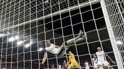 Pemain Tottenham Hotspur, Micky van de Ven menyapu bola untuk melakukan penyelamatan di depan gawang timnya dalam laga final Liga Europa 2024/2025 melawan Manchester United di Stadion San Mames, Bilbao, Spanyol, Kamis (22/05/2025) dini hari WIB. (AFP/Josep Lago)