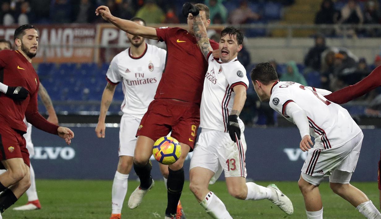 Pemain AC Milan, Alessio Romagnoli menghalau bola dari kejaran pemain AS Roma, Edin Dzeko pada lanjutan Serie A di Rome Olympic stadium, (25/2/2018). AC Milan menang 2-0. (AP/Alessandra Tarantino)