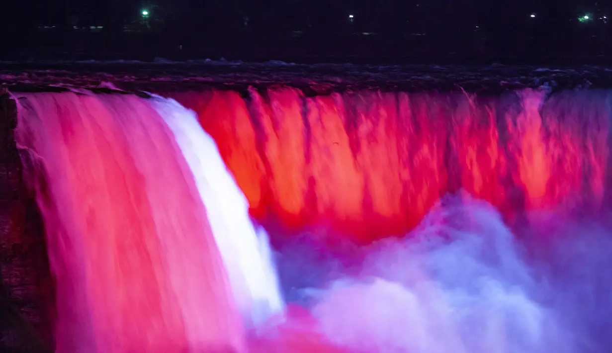 Air Terjun Niagara menyala merah untuk menandai Hari Inklusi di Kanada, Jumat (20/7). (Geoff Robins/Light Up For Inclusion/AFP-Services)