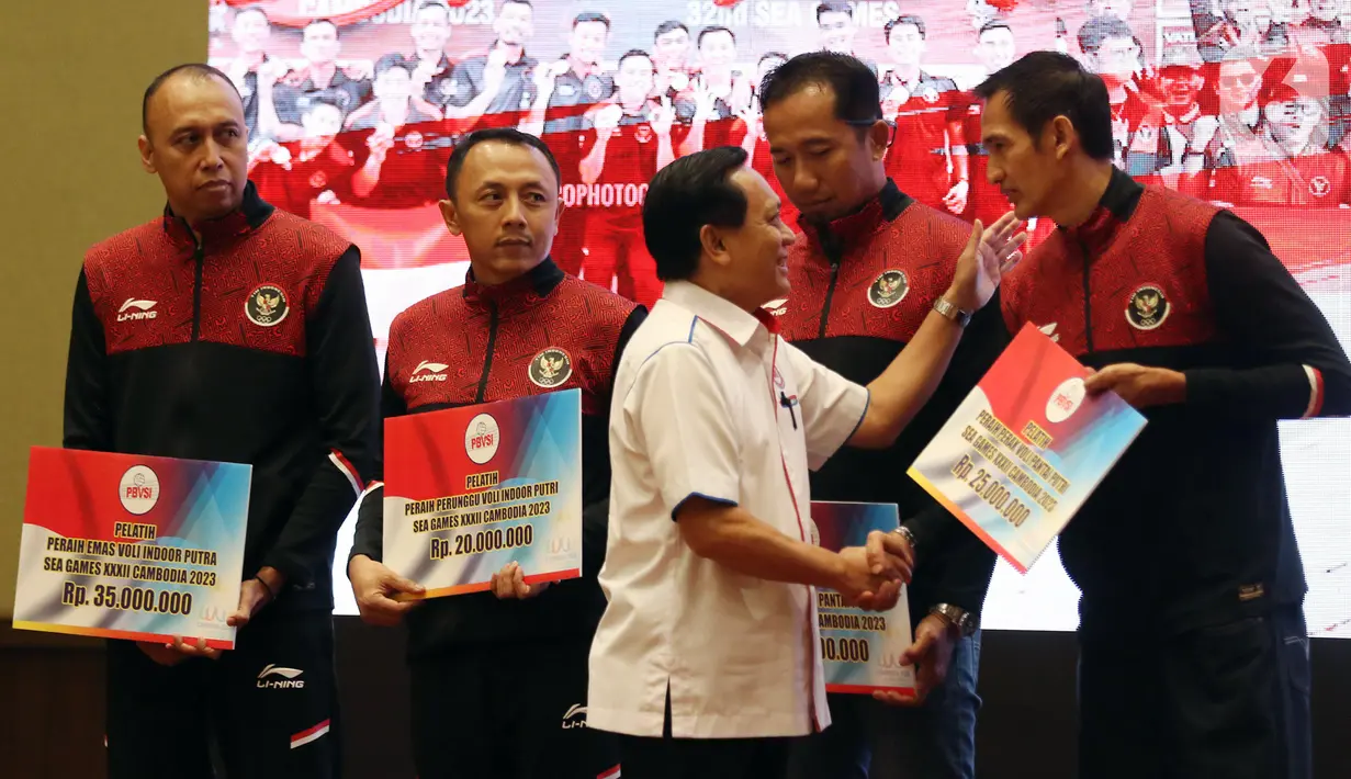 Ketua Umum PP PBVSI Imam Sudjarwo dalam sambutannya mengaku bangga atas prestasi yang diukir atlet-atlet voli Indonesia. (Liputan6.com/Johan Tallo)
