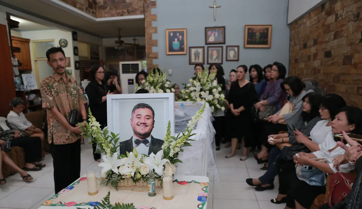Dari pantauan, ibunda Mike tidak jauh-jauh dari peti jenazah. Sesekali berdiri mengamati putranya. Malam ini, akan diadakan ibadah penghiburan, GBI Bintaro pada pukul 19.00. (Adrian Putra/Bintang.com)