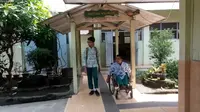 Edi Priyanto, siswa kelas 9 SMP 2 Sewon, Bantul, setiap hari berangkat ke sekolah menggunakan kursi roda sejauh enam kilometer. (Liputan6.com/Fathi Mahmud)