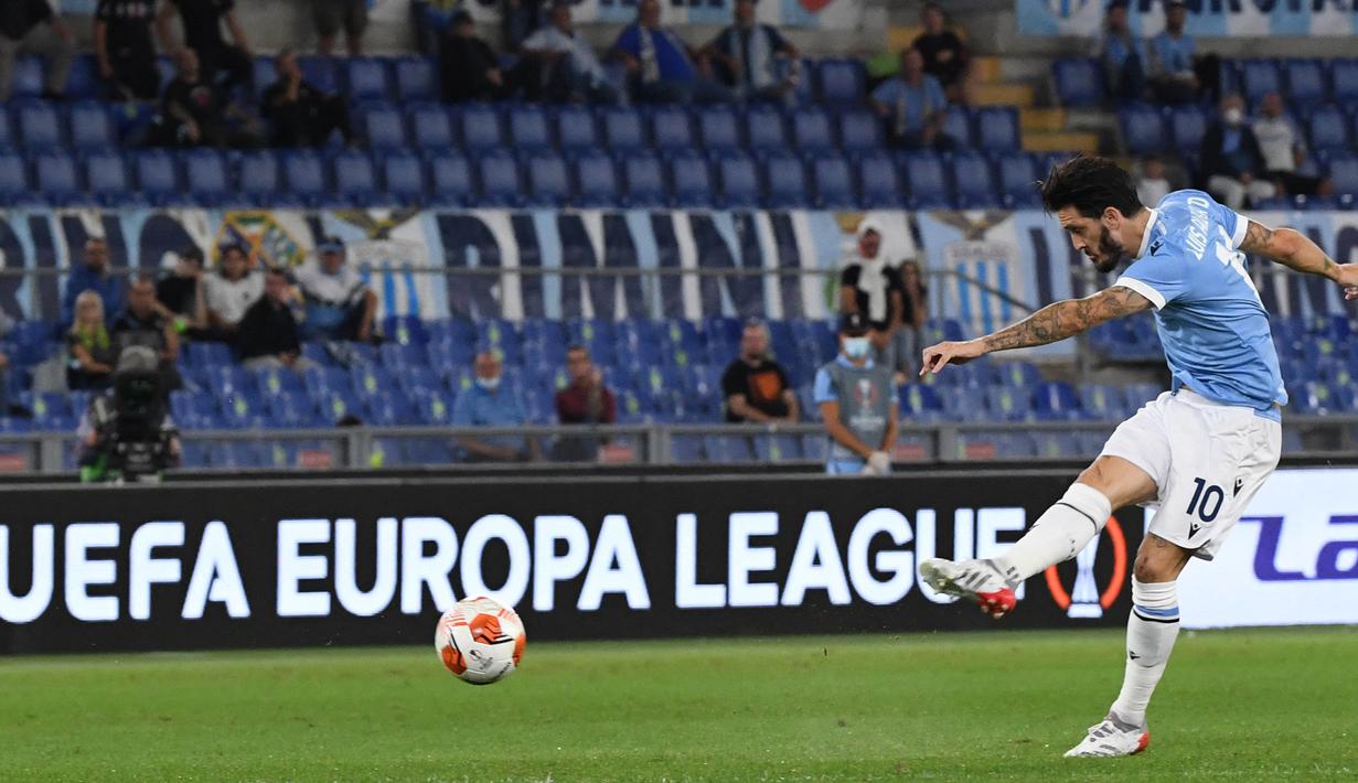 Lazio mengambil inisiatif serangan begitu pertandingan dimulai. Peluang pertama datang dari Luis Alberto di menit ke-9. (AFP/Andreas Solaro)