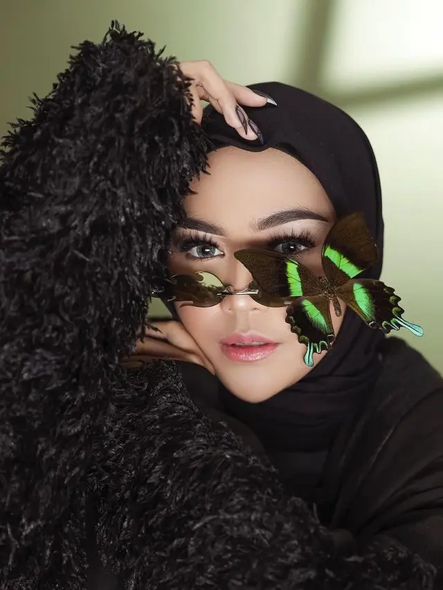 Bikin Pangling, Ini 6 Potret Gaya Ria Ricis dengan Makeup Tebal