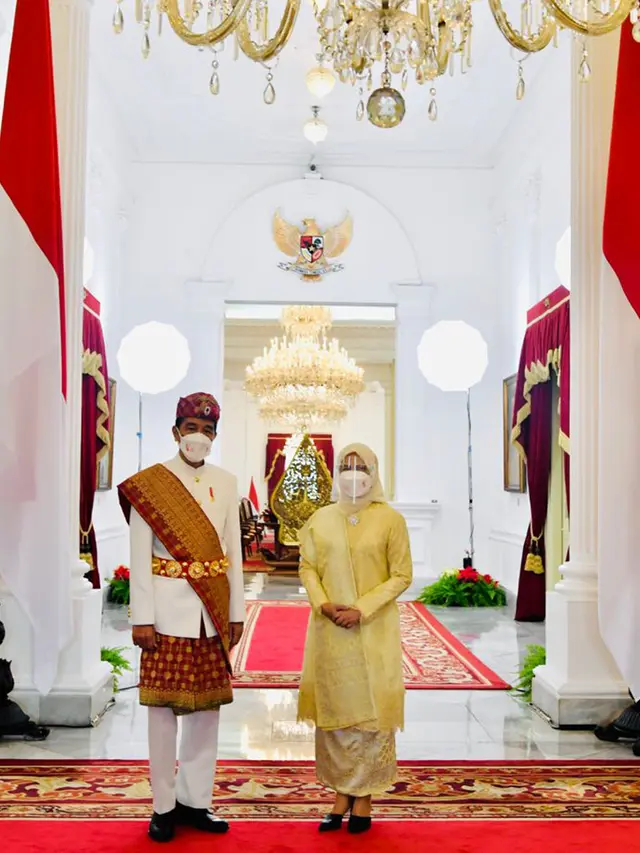 HUT ke-76 RI, Presiden Jokowi dan Iriana Kenakan Pakaian Adat Lampung