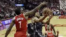 Pebasket Houston Rockets, Joe Johnson, berusaha menghadang pebasket San Antonio Spurs, Kyle Anderson, pada laga NBA di Toyota Center Selasa (13/2/2018). Houston Rockets menang 109-93 atas San Antonio Spurs. (AP/David J. Phillip)