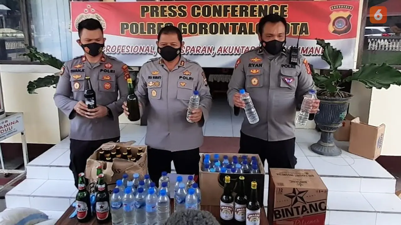 Kapolres Gorontalo Kota saat memperlihatkan hasil oprasi pekat Otanaha (Arfandi Ibrahim/Liputan6.com)