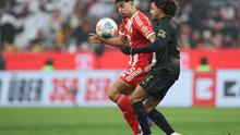 Gelandang Bayern Munchen, Aleksandar Pavlovic (kiri), dan gelandang Augsburg, Han-Noah Massengo, berebut bola dalam pertandingan Bundesliga Jerman di Munich, pada 24 Januari 2026. (Alexandra Beier/AFP)