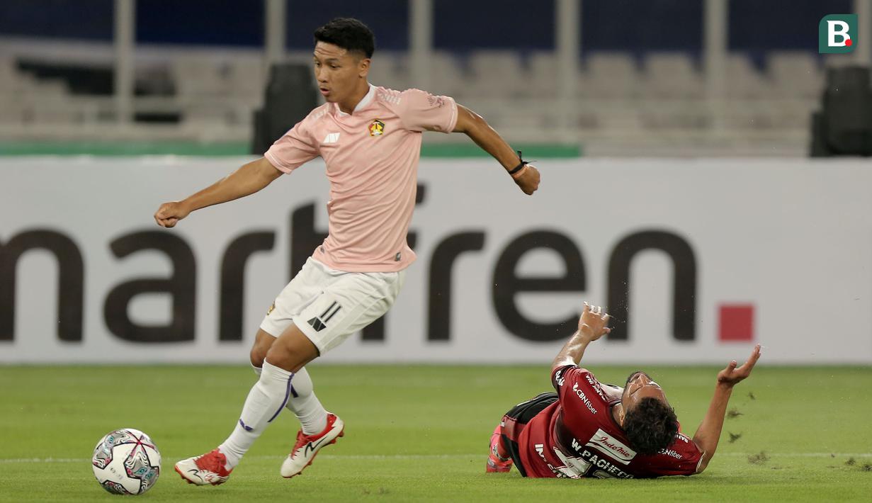 Pemain Persik Kediri, Ady Eko Jayanto berhasil melewati penjagaan dari pemain Bali United dalam laga pembukaan BRI Liga 1 2021/2022 antara Bali United melawan Persik Kediri di Stadion Utama Gelora Bung Karno, Jumat (27/8/2021). (Foto: Bola.com/Ikhwan Yanuar)