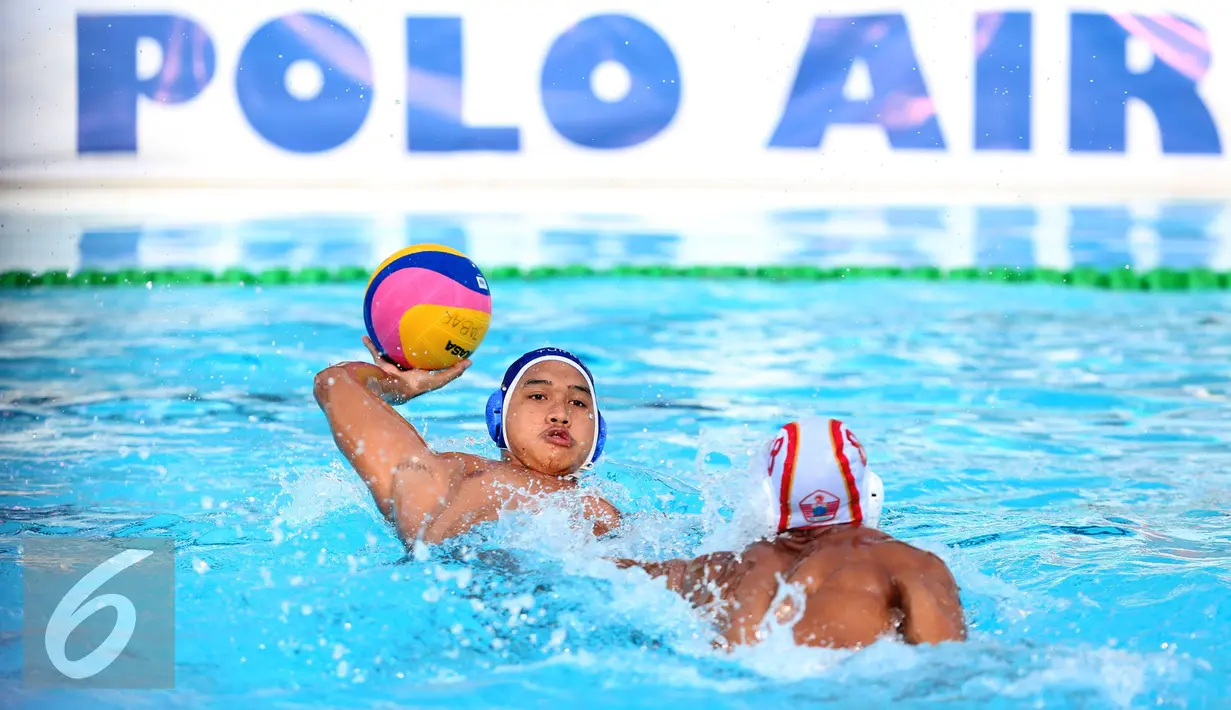 Pemain Jawa Barat, Dzaky Sholikhul Rokhman (kiri) mengoper bola saat laga final Polo Air PON XIX Jabar melawan DKI Jakarta di Stadion Renang Si Jalak Harupat, Kab Bandung, Selasa (20/9). DKI Jakarta unggul 14-9. (Liputan6.com/Helmi Fithriansyah)