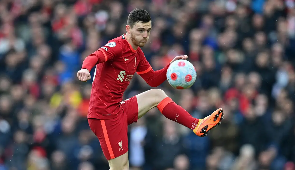 Andrew Robertson. Bek kiri Inggris berusia 28 tahun yang sejak awal musim 2017/2018 berseragam Liverpool ini menjadi bek aktif dengan jumlah assist terbanyak di Liga Inggris hingga saat ini. Ia total mengoleksi 54 assist, dengan rincian 50 assist dibuatnya bersama Liverpool dan 4 assist saat membela Hull City. (AFP/Paul Ellis)