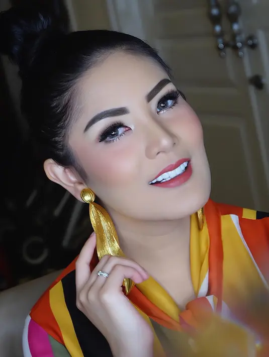 Kemilau gold dalam bentuk tak biasa (Foto: Instagram @nindyayunda)