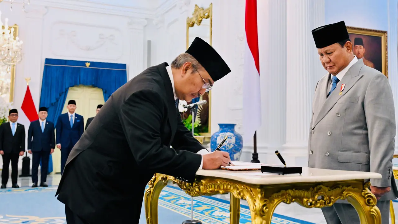 Presiden Prabowo Subianto melantik Jimly Asshiddiqie sebagai Ketua Komisi Reformasi Polri di Istana Negara.