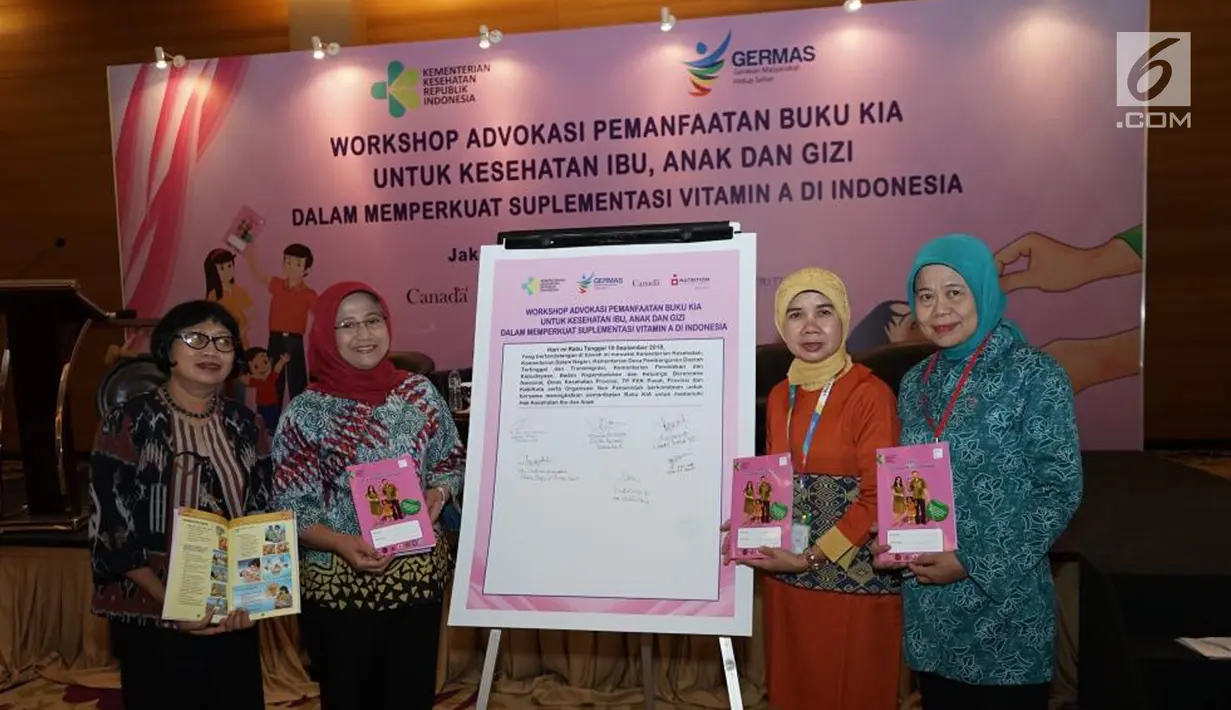 Dirjen Kesehatan Masyarakat MQIH Kirana Pritasari didampingi Sri Kusyuniati, Eni Gustina dan Laksmi Widyastuti berpose bersama saat Workshop Advokasi Pemanfaatan Buku KIA untuk kesehatan Ibu dan Anak, Jakarta, Rabu (19/9). (Liputan6.com/HO/Reza)