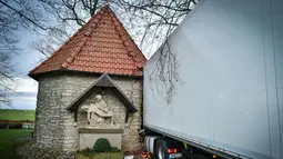 Truk kontainer yang menabrak kapel Antoniuskapelle Antonius, tempat ibadah bagi umat Kristen di Hortsmar, Jerman barat (3/1). Menurut kepolisian setempat, kecelakaan truk tersebut diakibatkan oleh badai "Burglind". (AFP PHOTO/dpa/Jens Keblat/Germany OUT)