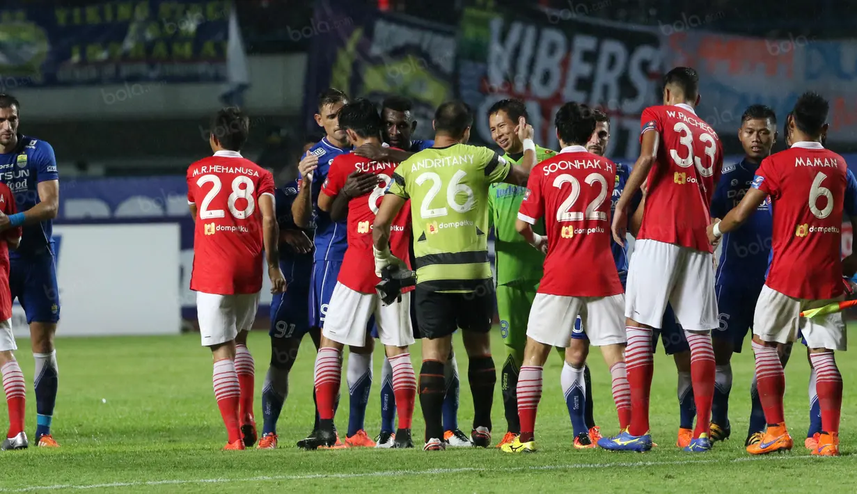Pertandingan boleh panas persahabatan sebagai pemain tetap terjaga dan menjunjung sportifitas Persib vs Persija pada Torabika SC 2016 di Stadion GBLA, Bandung, Sabtu (16//7/2016). (Bola.com/Nicklas Hanoatubun)