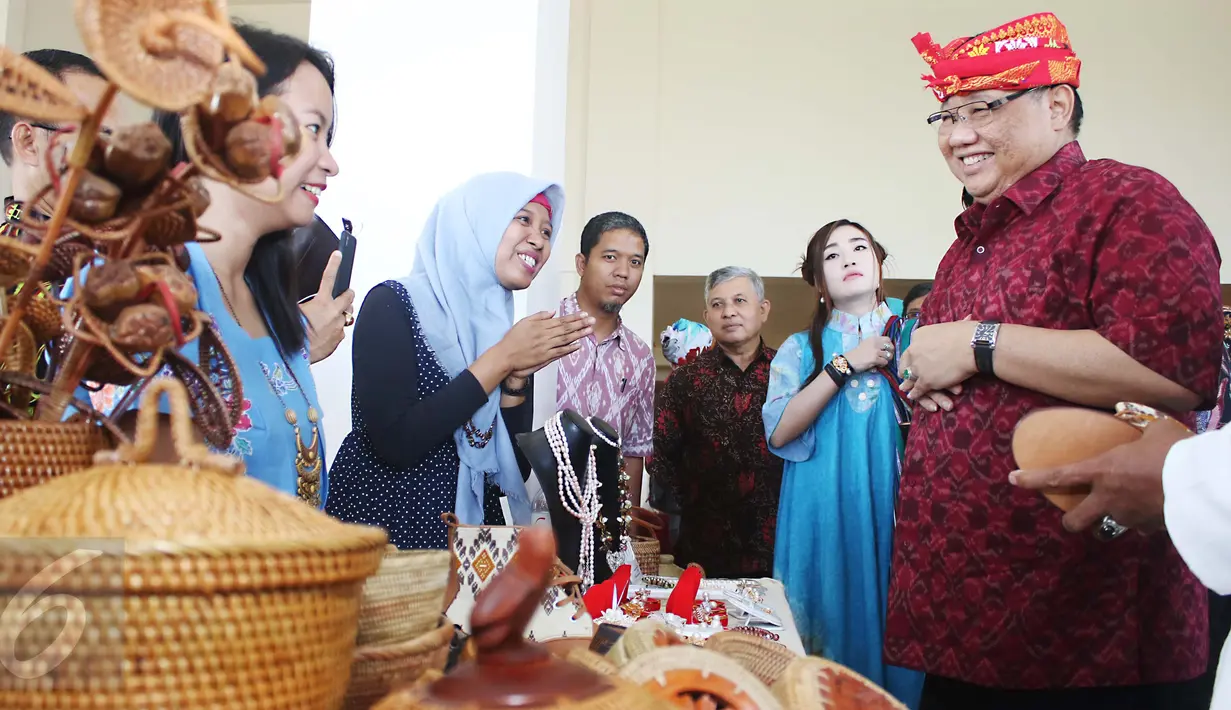 Menteri Koperasi dan UKM Puspayoga melihat hasil produksi wirausaha pemula saat sinergi program pembiayaan Kementerian Koperasi dan UMK dengan pemerintah daerah Provinsi Nusa Tenggara Barat, Lombok, Jumat (12/5). (Liputan6.com/Angga Yuniar)