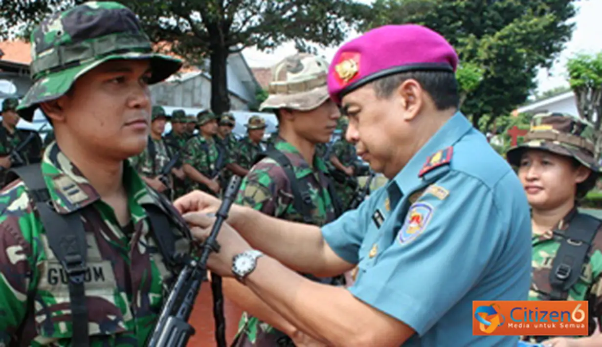 Citizen6, Jakarta: Danrumkitmar Kolonel Laut (K) Arie Zakaria, menutup secara resmi pelaksanaan Latihan Triwulan I di Lapangan Apel Rumah Sakit Marinir, Cilandak, Jakarta Selatan, Jumat (22/06). (Pengirim: Dispen Kormar).