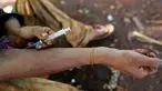 Seorang pria menyuntikkan heroin ke lengannya di sepanjang jalan Man Sam, Myanmar 11 Juli 2016. Sebanyak 42 ton sabu-sabu berhasil disita oleh kantor PBB untuk Narkoba dan Kejahatan (UNODC) pada 2013. (REUTERS/Soe Zeya Tun)
