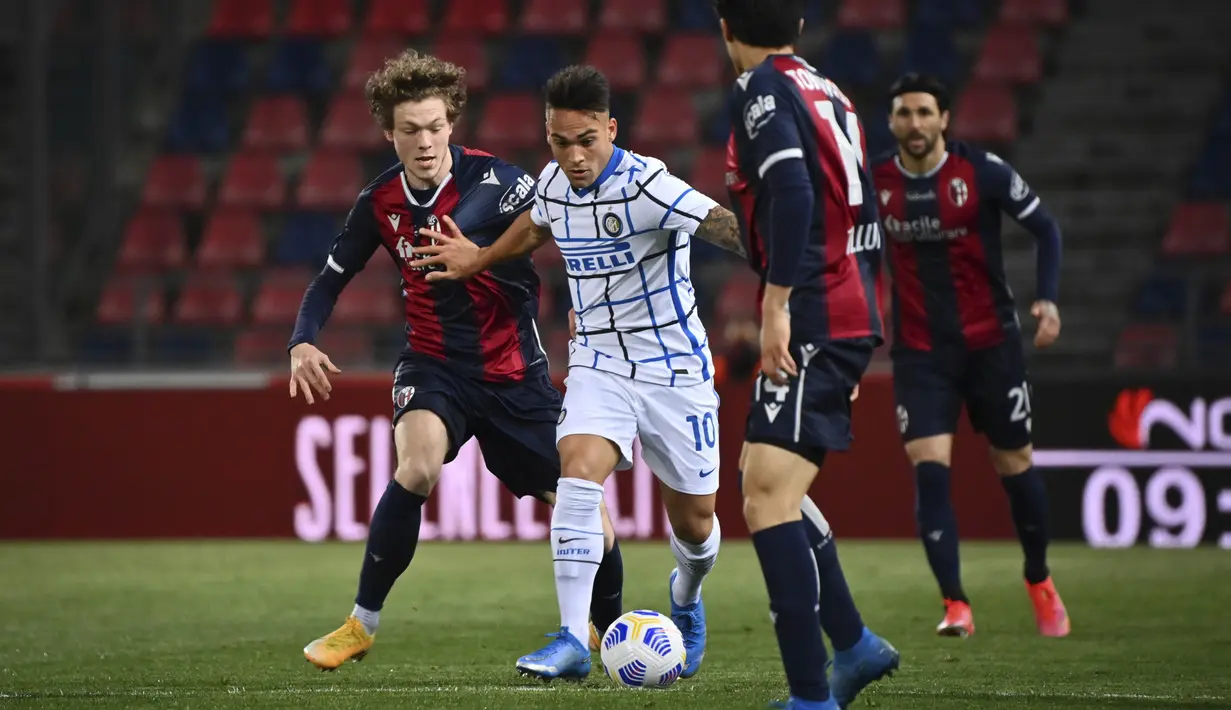Striker Inter Milan, Lautaro Martinez, berusaha melewati pemain Bologna pada laga Serie A di Stadion Renato Dall'Ara, Sabtu (3/4/2021). Inter Milan menang dengan skor 1-0. (Massimo Paolone/LaPresse via AP)