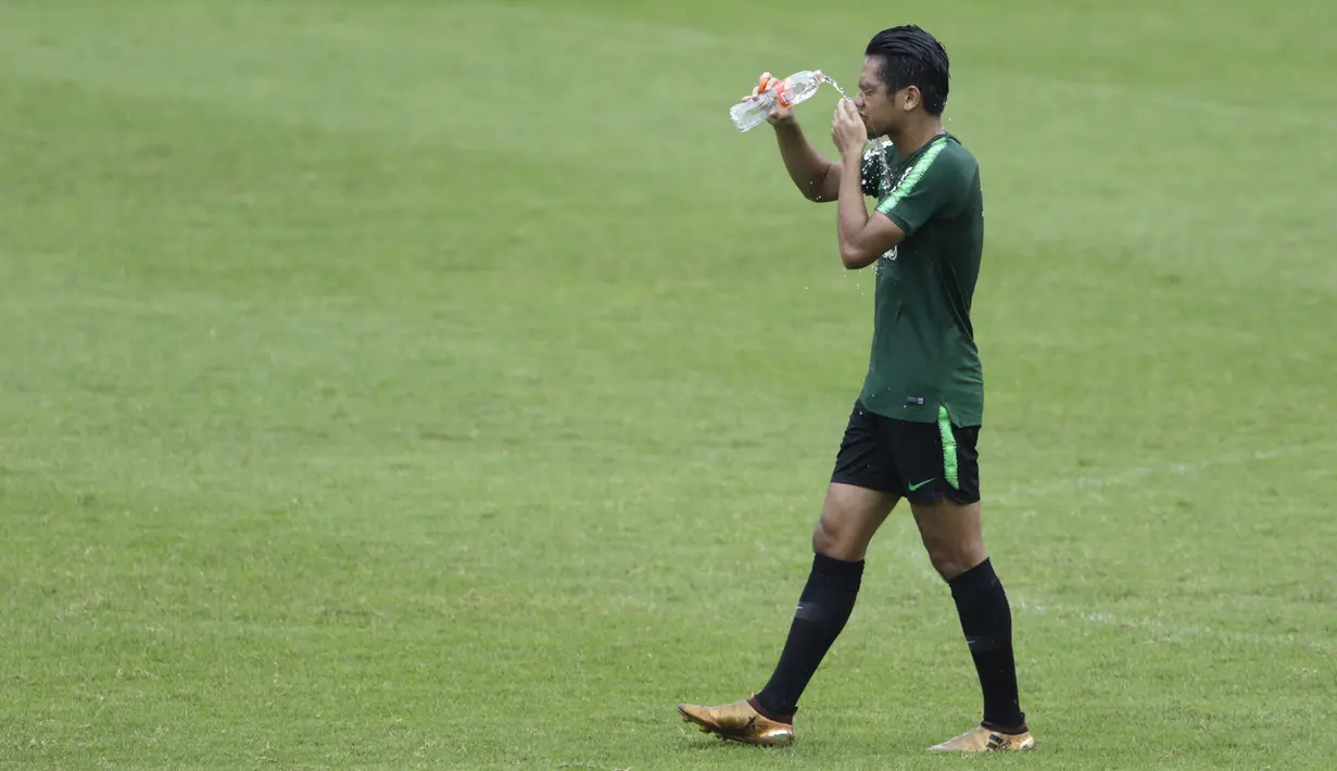 Pemain Timnas Indonesia U-22, Samuel Christianson, membasahi wajahnya usai latihan di Stadion Madya Senayan, Jakarta, Kamis (24/1). Latihan ini merupakan persiapan jelang Piala AFF U-22. (Bola.com/Yoppy Renato)