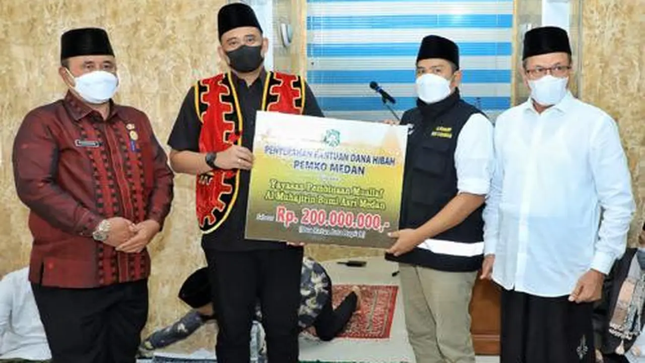 Wali Kota Medan Serahkan Langsung Bantuan Dana Hibah ke Yayasan Pembinaan Muallaf Al Muhajirin