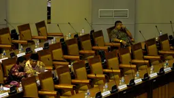 Beberapa anggota dewan justru terlihat asyik berdiskusi saat berlangsungnya Rapat Paripurna ke 21 yang berlangsung di gedung DPR RI pada Rabu 5 Maret 2014 (Liputan6.com/Helmi Fithriansyah).