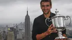 Petenis Kroasia, Marin Cilic, berpose dengan trofi US Open di Top of the Rock Observation Deck di Rockefeller Center, New York, (9/9/2014). (REUTERS/Shannon Stapleton)