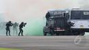 Prajurit  Kopaskhas TNI AU beraksi saat simulasi pembebasan sandera di peringatan HUT ke-69 TNI AU di Pangkalan Udara Halim Perdanakusuma, Jakarta, Kamis (9/4/2015). Acara tersebut menampilkan demo darat dan atraksi udara. (Liputan6.com/Herman Zakharia)