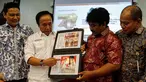 Direktur Filateli dan Properti PT Pos Indonesia, Tata Sugiarta (kiri) dan Ketua Panitia HUT PMI ke-70, Muhamad Muas (kedua kiri) menunjukan gambar perangko perayaan 70 tahun PMI di Museum Nasional, Jakarta,  Jumat (4/9/2015). (Liputan6.com/Yoppy Renato)