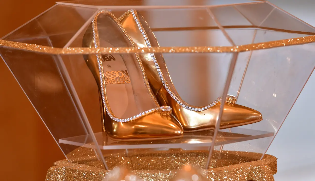 Sepasang sepatu high heels 'The Passion Diamond' dipamerkan di Burj Al Arab, Dubai, Uni Emirat Arab, Rabu (26/9). Dibanderol dengan harga sekitar Rp 253,7 miliar, sepatu ini diklaim sebagai yang termahal di dunia. (AFP PHOTO / GIUSEPPE CACACE)