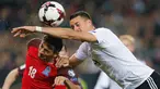 Pemain timnas Jerman, Sandro Wagner menyundul bola dibayangi pemain Azerbaijan, Khalilzade pada babak kualifikasi Piala Dunia 2018 zona Eropa di Stadion Fritz Walter, Minggu (8/10). Jerman sukses melumat Azerbaijan dengan skor 5-1. (AP/Michael Probst)