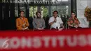 Ketua Mahkamah Konstitusi Arief Hidayat (kedua kanan) memberi keterangan saat konferensi pers terkait penetapan tersangka kepada hakim konstitusi Patrialis Akbar di Jakarta, Jumat (27/1). (Liputan6.com/Faizal Fanani)