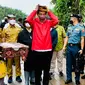 Presiden Joko Widodo disambut prosesi adat tepung tawar setibanya di Desa Bebatu, Kecamatan Sesayap Hilir, Kabupaten Tana Tidung, Kalimantan Utara, Selasa (19/10/2021). (Biro Pers Sekretariat Presiden)