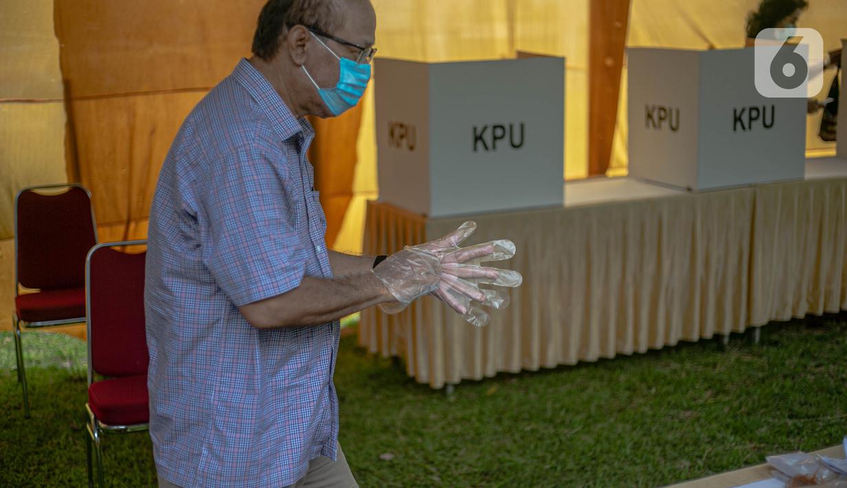 Warga menggunakan sarung tangan plastik sebelum memberikan hak suaranya di Tempat Pemungutan Suara (TPS) 69 Pisangan, Ciputat, Tangerang Selatan, Rabu (9/12/2020). Protokol kesehatan dipraktikkan cukup ketat di TPS di Pilkada Tangsel untuk menghindari penularan COVID-19 (Liputan6.com/Faizal Fanani)
