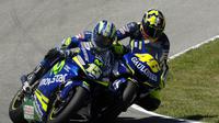 Valentino Rossi dan Sete Gibernau terlibat perseteruan panas dalam balapan di Sirkuit Jerez, Spanyol, pada 2005. (Motorcycle USA)