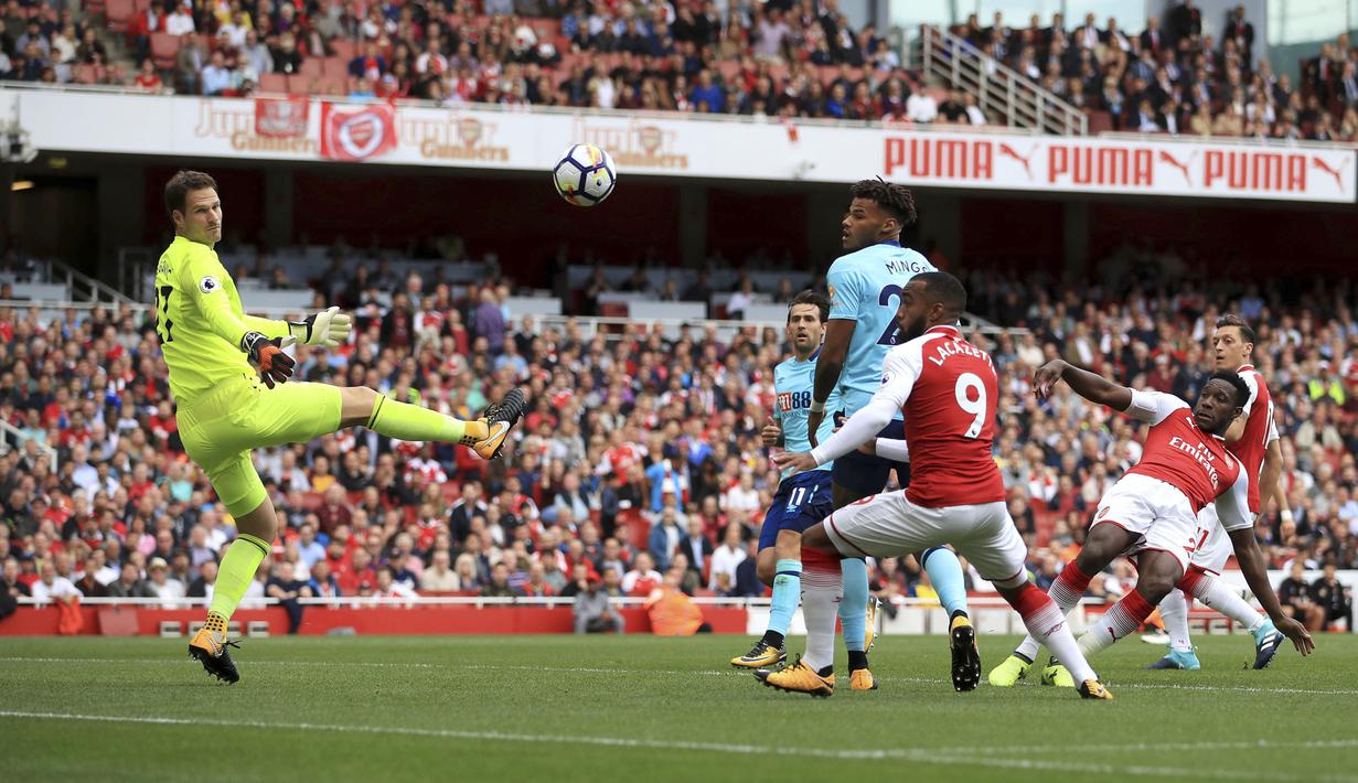 Aksi pemain Arsenal, Danny Welbeck (kanan) saat membobol gawang Bournemouth pada lanjutan Premier League di Emirates Stadium, London, (9/9/2017). Arsenal menang 3-0. (John Walton/PA via AP)
